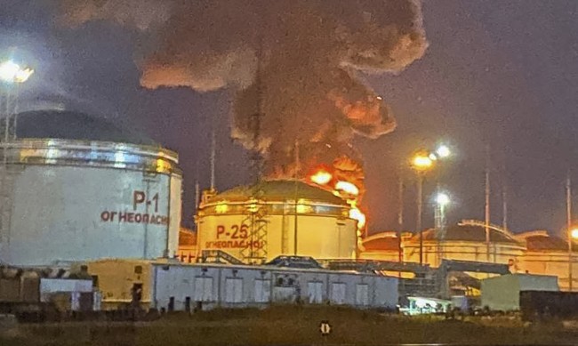 Пожар до летището и нефтено депо в руския курорт Сочи