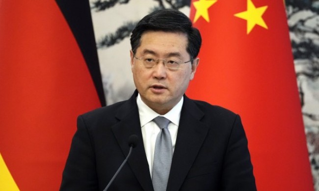 Външният министър на Китай отстранен заради любовна афера