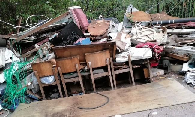 Кой изхвърли мебелите си до детска градина в столичния кв. "Хаджи Димитър"?