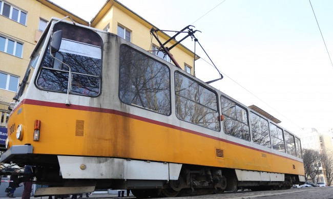 Скитник легна на трамвайни релси в София, спря движението