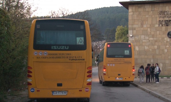 Безопасно ли се пътува с училищни автобуси?