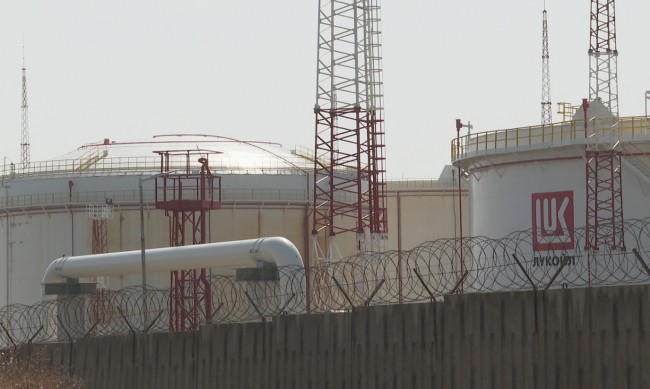 Рафинерията "Лукойл" ще работи още една година с руски нефт