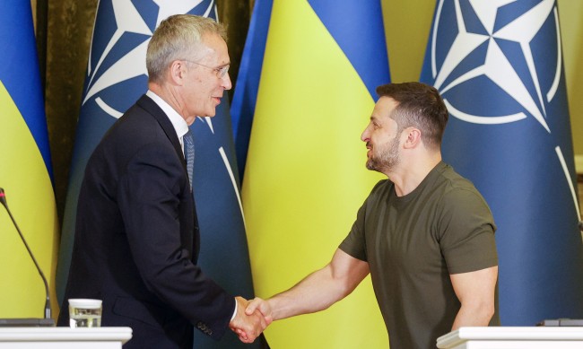 Столтенберг в Киев: Украинските сили постепенно набират сила