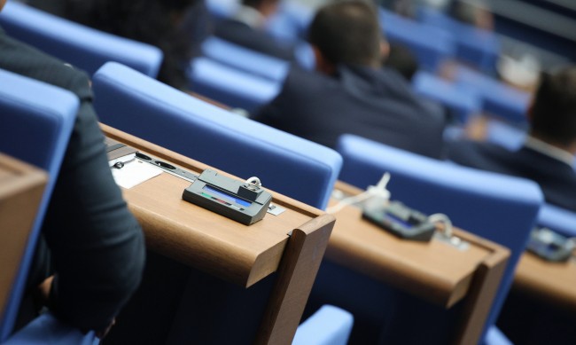 Росица Кирова прекрати заседание на НС, след като само 4.ма депутати гласуваха