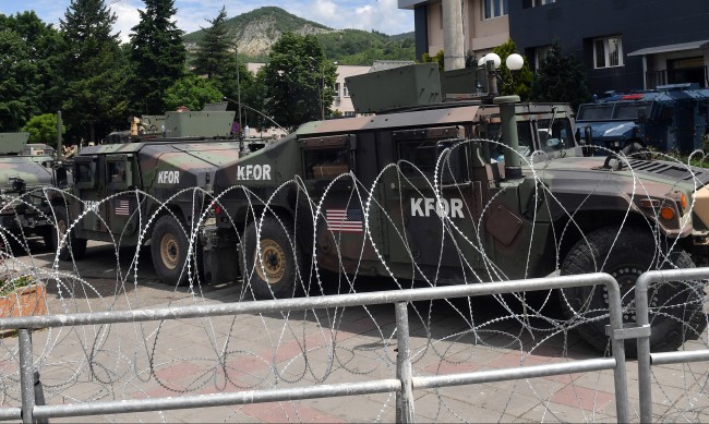 НАТО засилва присъствието си в Косово с 600 британски военни
