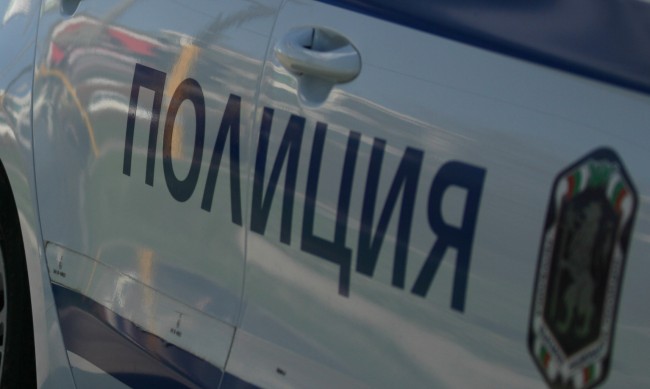 Петима заплашиха и обраха момче на спирка в София по обяд 