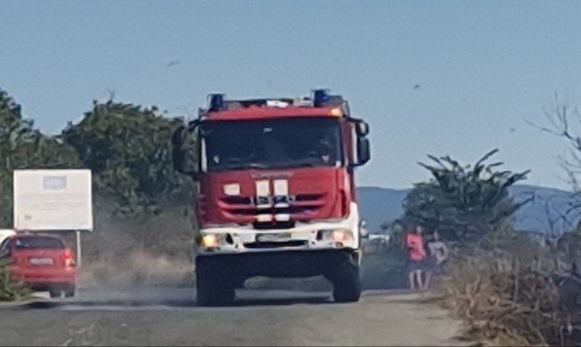 Пожар гори в склад за хартия в Бургас