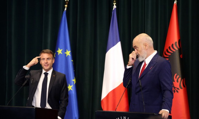 Франция спря визите за Косово