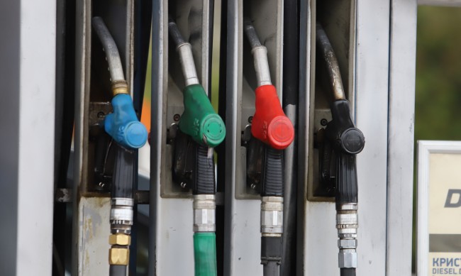 Експерт: Цената на горивата няма да се качи след продажба на "Лукойл"