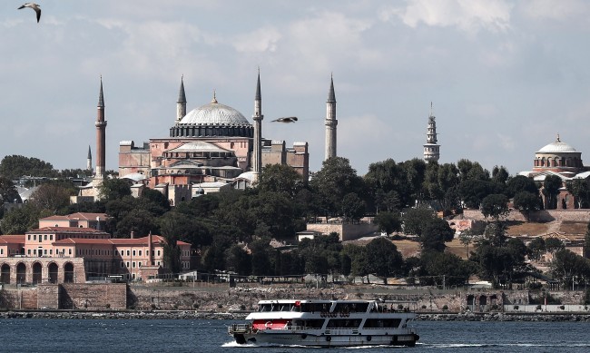 Посещенията за чужденци в "Света София" в Истанбул отново ще са платени