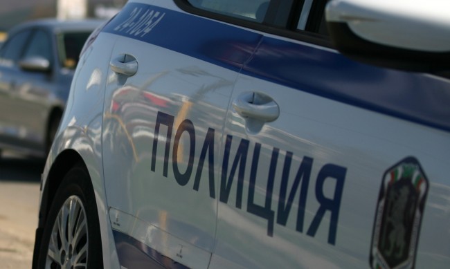 Дрогиран шофьор със спортна кола удари патрулка във Варна 