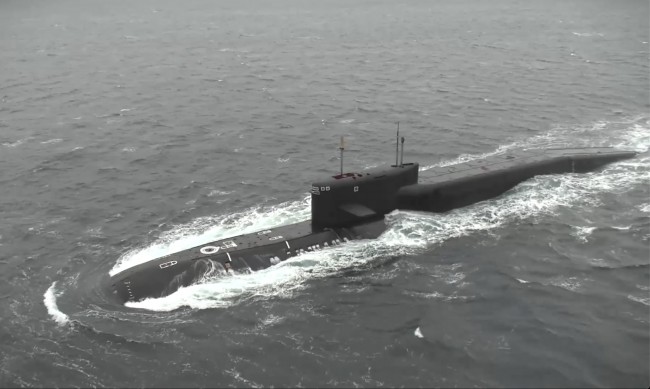 Руска атомна подводница изстреля балистична ракета "Булава"
