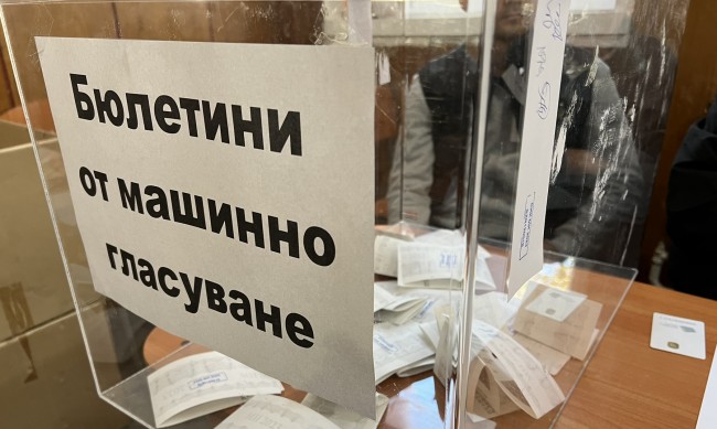 Драматичен вот и в Казанлък: 300 гласа делят двамата кандидатите