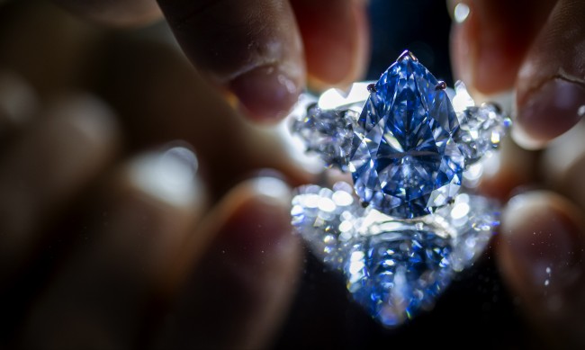 Продадоха наситеносин диамант за близо $44 млн. 