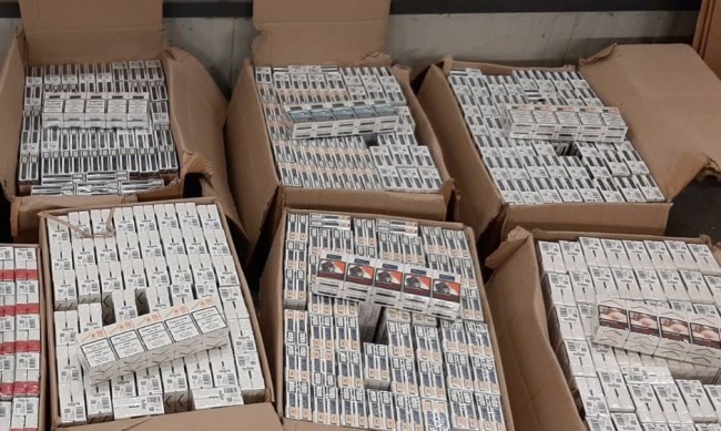 Митничари задържаха 75 000 къса цигари, укрити в камиони