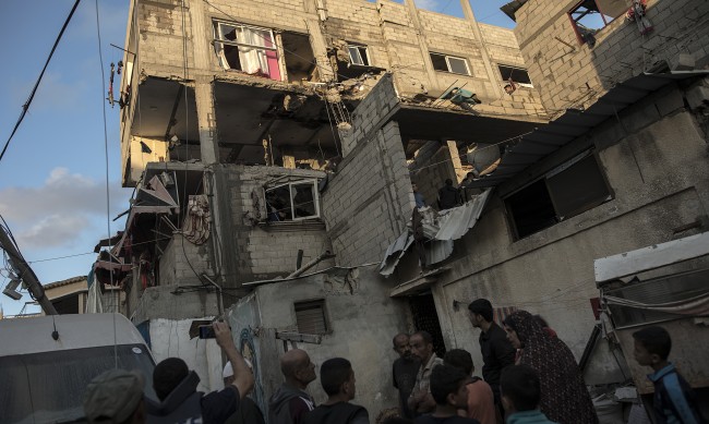 Поне 15 палестинци загинаха при израелски бомбардировки в Газа