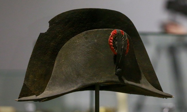 Продадоха шапка на Наполеон за близо 2 млн. евро на търг