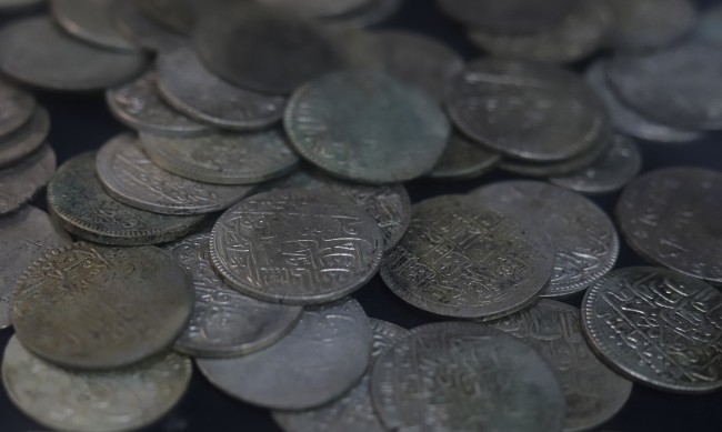 Митничари предотвратиха изнасяне на 838 старинни монети на Калотина