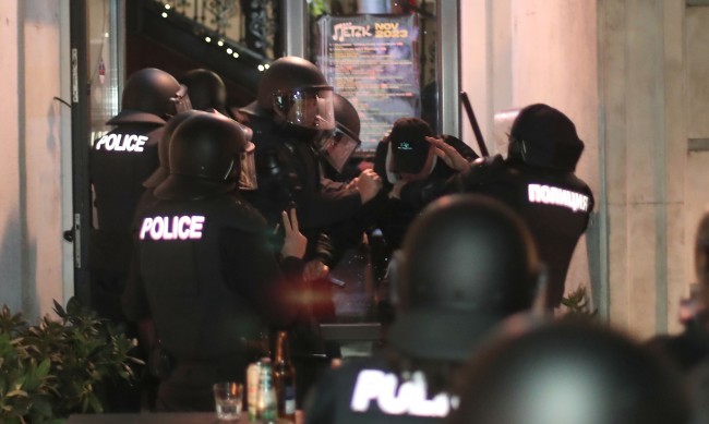 Трима полицаи са отстранени след сблъсъците на протеста