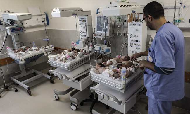 В последната работеща болница на Газа лекарите трябва да решат: Кой да живее и кой да умре 