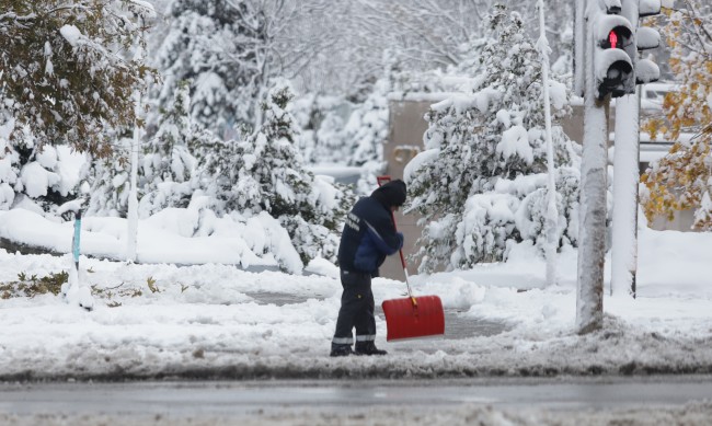 Заради снега и поледицата: В 280 училища от 13 области утре е неучебен ден