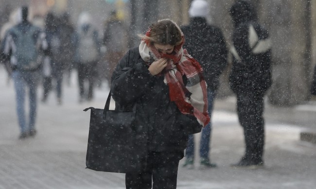 Силен снеговалеж остави и Украйна без ток 