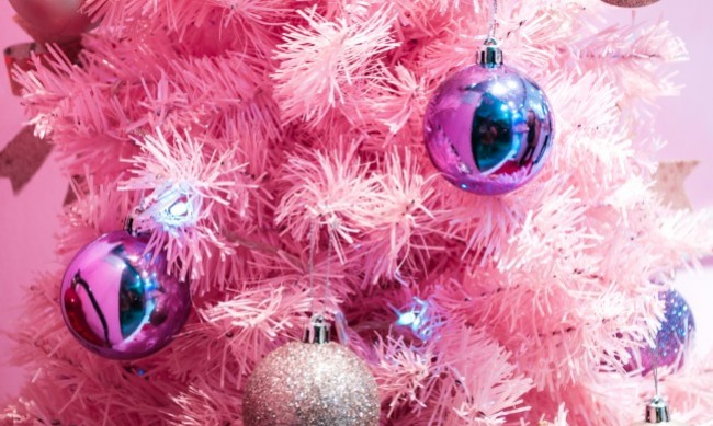 Барби и на Коледа: Розовите елхи са хит!