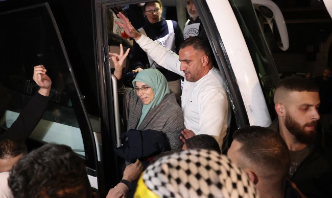 Израел освободи 30 палестински затворници преди края на примирието днес