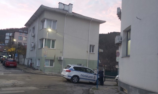 Въоръжени мъже ограбиха банка в Благоевград, мъж е тежко ранен 