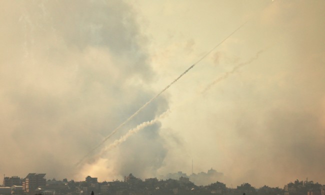 "Хамас" изстреля дъжд от ракети към Тел Авив