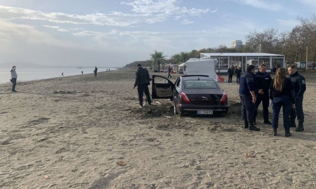 Луксозна кола заседна на Северния плаж в Бургас 