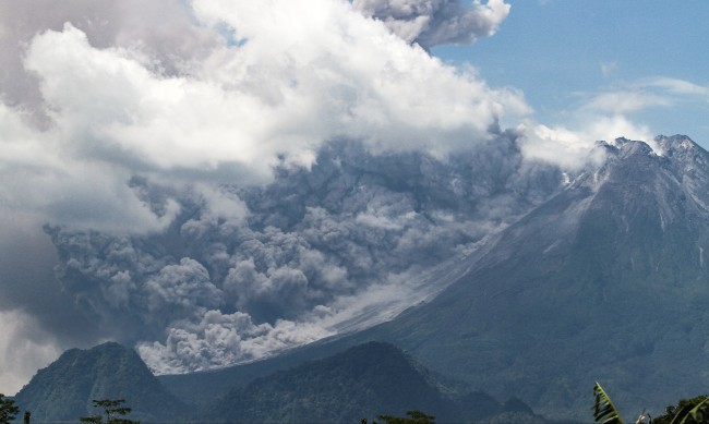 11 жертви след изригване на вулкан на остров Суматра