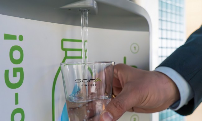Пътниците на летище “София” вече пълнят бутилки с вода от “умни” чешмички 