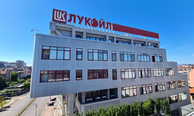Лукойл анализира варианти за продажба на рафинерията в Бургас 