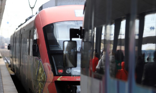 Влак от Пловдив за София закъснява заради повреда на локомотива