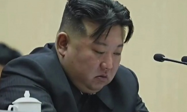 Ким Чен Ун рони крокодилски сълзи докато моли жените: Раждайте повече! 
