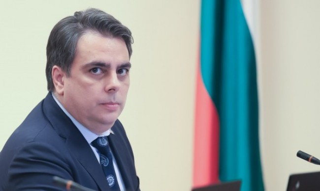 Асен Василев плаши с оставка, ако не мине бюджетът 
