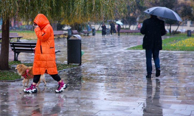 Продължава да вали днес, по-слабо в Северна България
