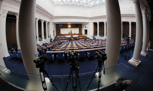 Парламентът решава за дерогацията на „Лукойл“