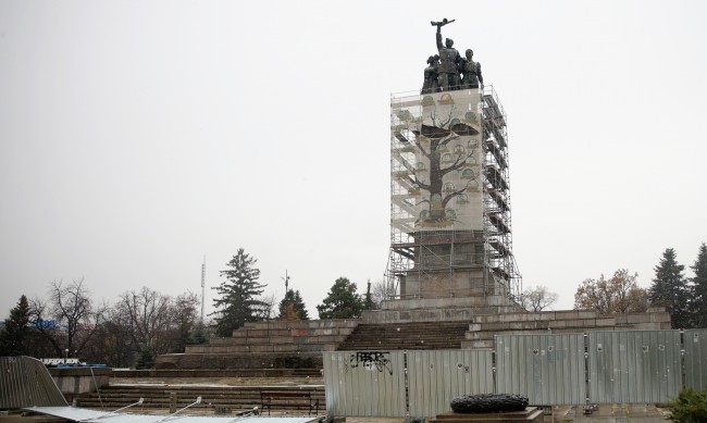 Паметникът на Съветската армия спешно трябва да се демонтира 