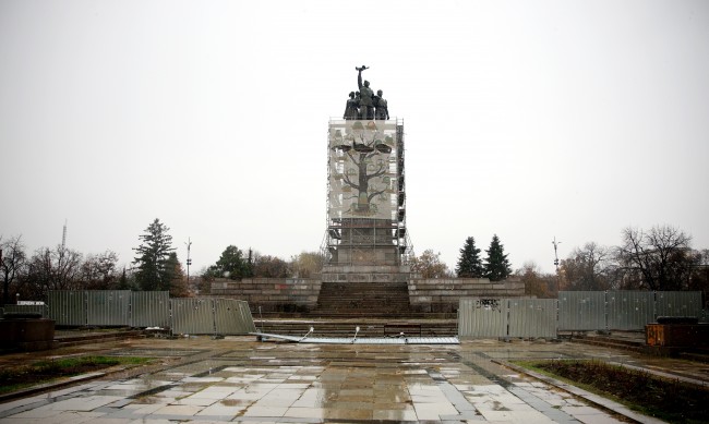 Махат фигурите на Паметника на Съветската армия до 30 дни