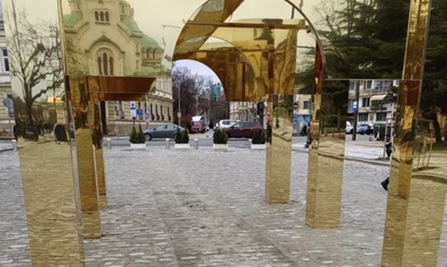 Килимчето от украсата на площад "Александър Невски" вече го няма