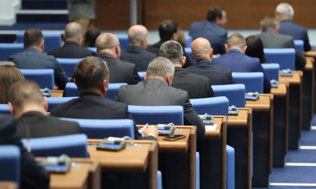 Депутатите отхвърлиха ветото на Радев за БТР-ите за Украйна