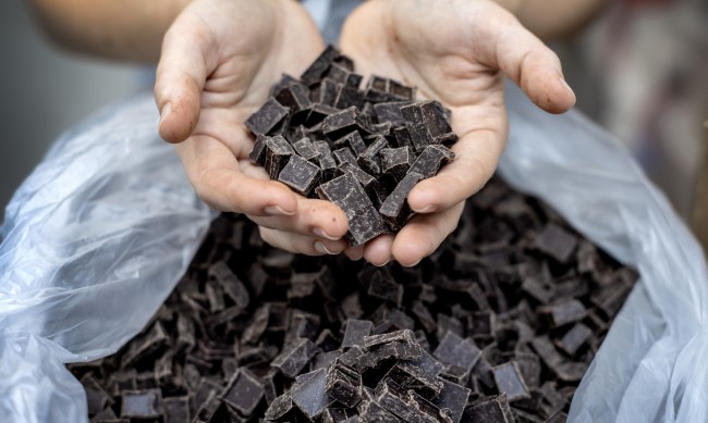 Шоколадовите изкушения ще поскъпват още, какаото в Западна Африка гние
