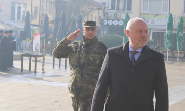 Тагарев: Няма да пращаме военни в Червено море, а в щаба на операцията