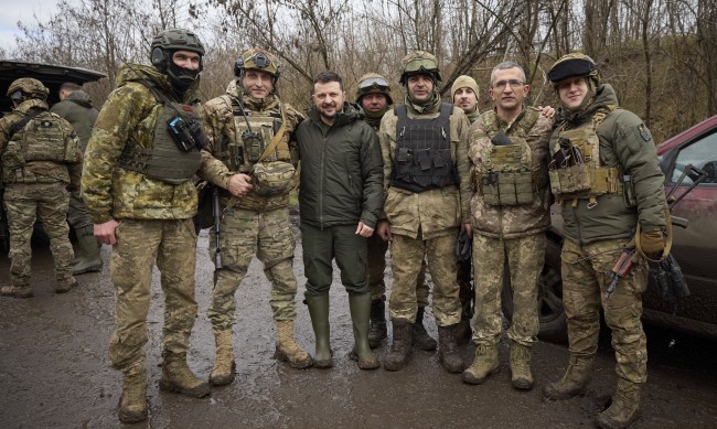 Зеленски посети фронтовата линия, не каза нищо за съдбата на Залужни