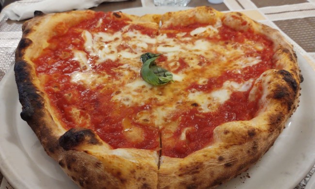 Пицата в България поскъпнала с 4% за година, средно в ЕС с 5,9% 