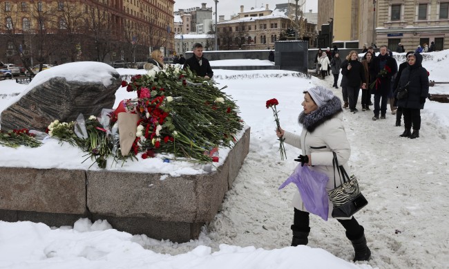 Шестима мъже, положили цвете за Навални, получиха призовки за фронта 