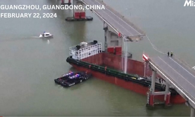 Шлеп срути мост в Китай, автомобили паднаха в Перлената река