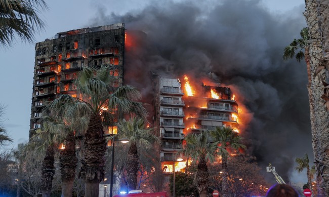 Четирима загинаха при пожар в жилищна сграда във Валенсия